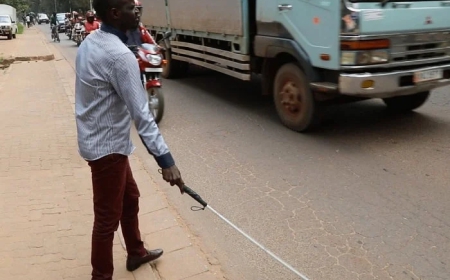 Abafite ubumuga bwo kutabona barasaba leta kubaka imihanda iborohereza
