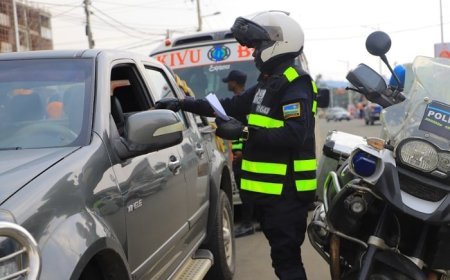 Mu mezi abiri gusa,Polisi imaze gufata abantu barenga 900 batwaye ibinyabiziga nta ruhushya bafite