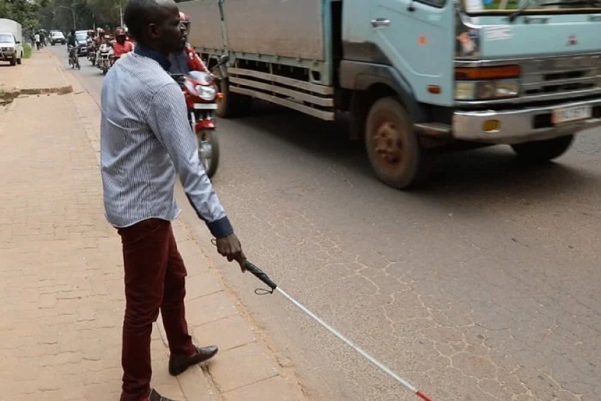 Abafite ubumuga bwo kutabona barasaba leta kubaka imihanda iborohereza