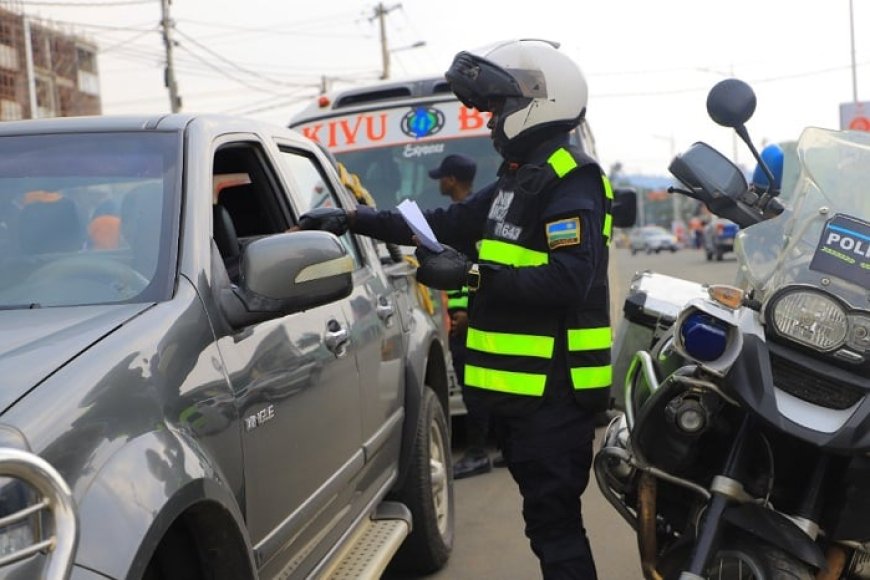 Mu mezi abiri gusa,Polisi imaze gufata abantu barenga 900 batwaye ibinyabiziga nta ruhushya bafite