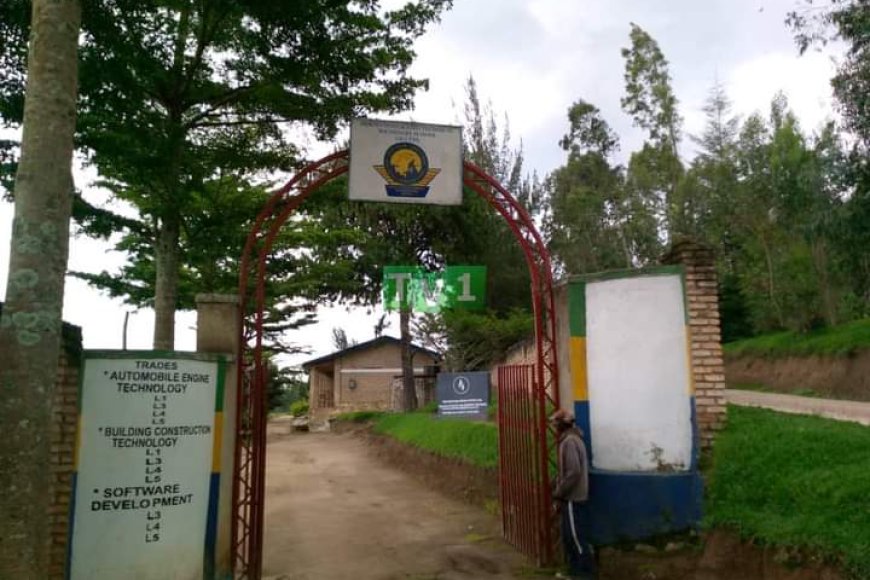 Ruhango: Abanyeshuri bose batorotse ikigo bigamo  barigendera - biravugwa ko arakagambane!