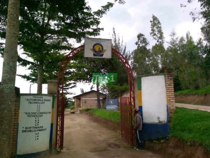 Ruhango: Abanyeshuri bose batorotse ikigo bigamo  barigendera - biravugwa ko arakagambane!