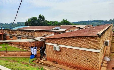 Croix-Rouge yahaye ibitaro bya Kabutare ibikoresho birimo matela 100