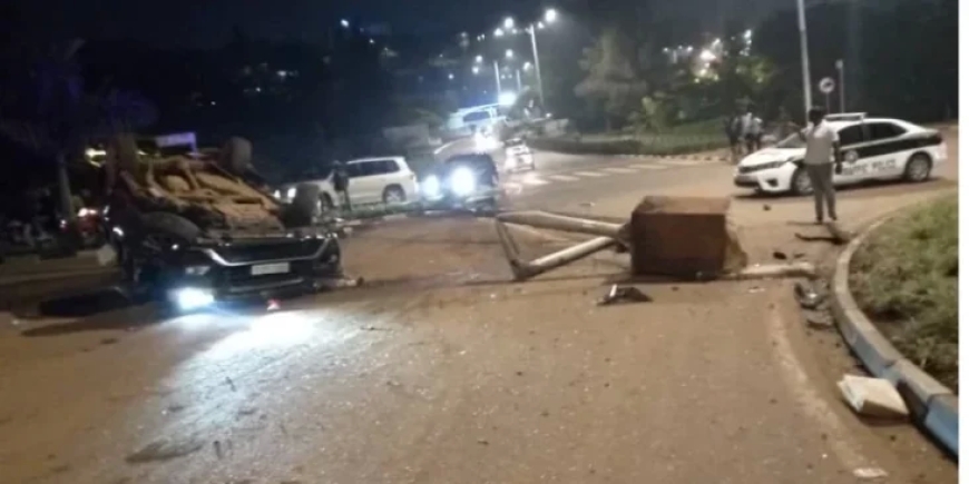 Impanuka ikomeye cyane, imodoka yari itwawe n’uwahaze agatama yakoreye impanuka mu kanogo igonga ipoto ya kamera