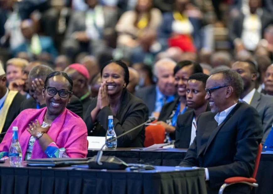 Umuturage yasekeje H.E Paul Kagame N'umufasha we ubwo bari Mu Nama y’Igihugu y’Umushyikirano.