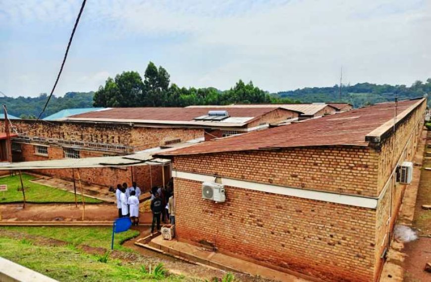 Croix-Rouge yahaye ibitaro bya Kabutare ibikoresho birimo matela 100