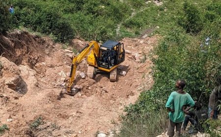Kamonyi : Habereye impanuka ikomeye cyane Aho ikirombe gicukurwamo amabuye cyagwiriye abagabo babiri umwe akavanwamo yapfuye.