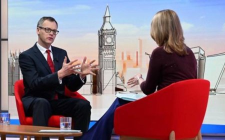 Indege zitwaye abasaba ubuhungiro zigomba kujya mu Rwanda mbere y’amatora - Min. Tomlinson