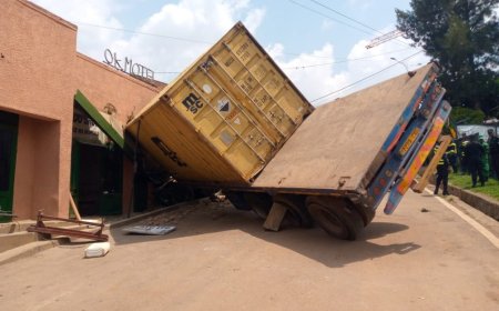 Nyarugenge: Habaye impanuka ikamyo yabuze feri igonga inzu umuntu umwe akomereka bikomeye[AMAFOTO]