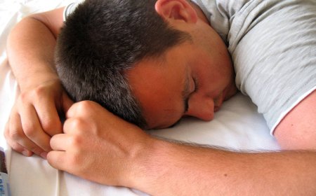 Dore zimwe mu mpamvu zituma ubira ibyuya igihe usinziriye