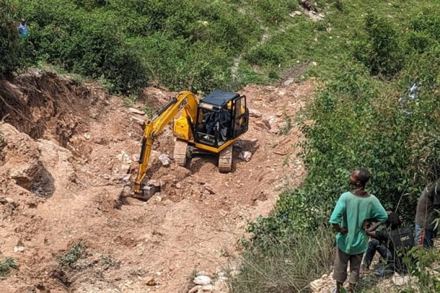 Kamonyi : Habereye impanuka ikomeye cyane Aho ikirombe gicukurwamo amabuye cyagwiriye abagabo babiri umwe akavanwamo yapfuye.