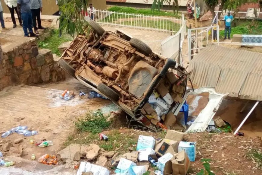 Kigali -Rwampara: Habaye impanuka iteye ubwoba cyane aho imodoka yo mu bwoko bwa bus yarenze umuhanda igwa munsi y’umugunguzi umuntu umwe ahasiga ubuzima-Amafoto