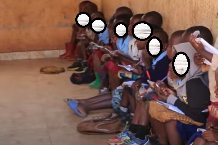 Rwamagana: Ikigezweho nukwicara hasi! Abanyeshuri batiguriye intebe biga bicaye hasi.