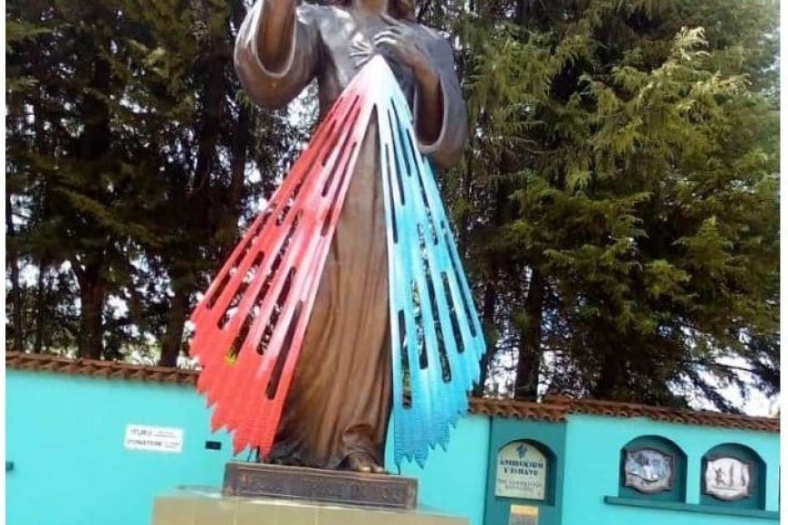 Abantu bakunze kuhita kwa Yezu Nyirimpuhwe! Byinshi wamenya ku amateka y’Ishusho ya Yezu Nyirimpuhwe iri i Nyarushishi muri Kibeho