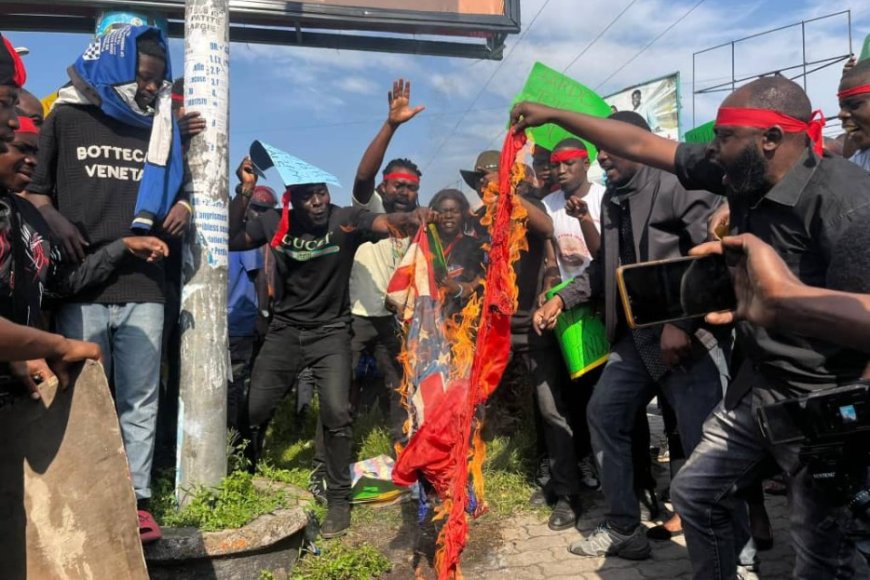 Urubyiruko rw’i Goma rwatangije imyigaragambyo rwatwitse ibendera rya USA