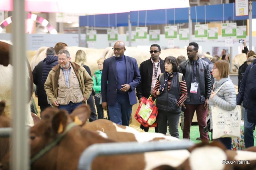 Sobanukirwa inyungu ihambaye Amb. Nkulikiyimfura yagaragaje Abanyarwanda bakura mu imurika ry’ubuhinzi i Paris (Amafoto)