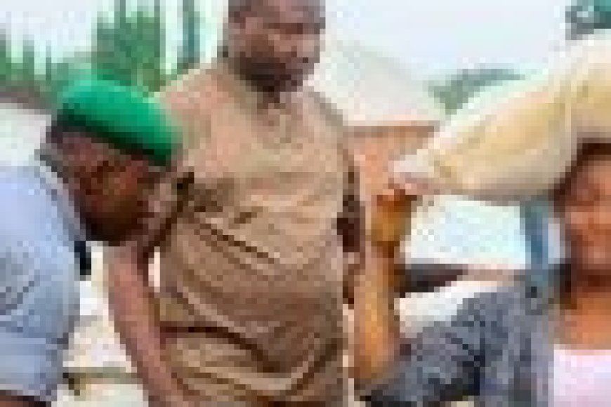 Abaturage  bapfiriye mu mubyigano wo kugura umuceri uhendutse, mu gihe abandi bahakomerekeye.