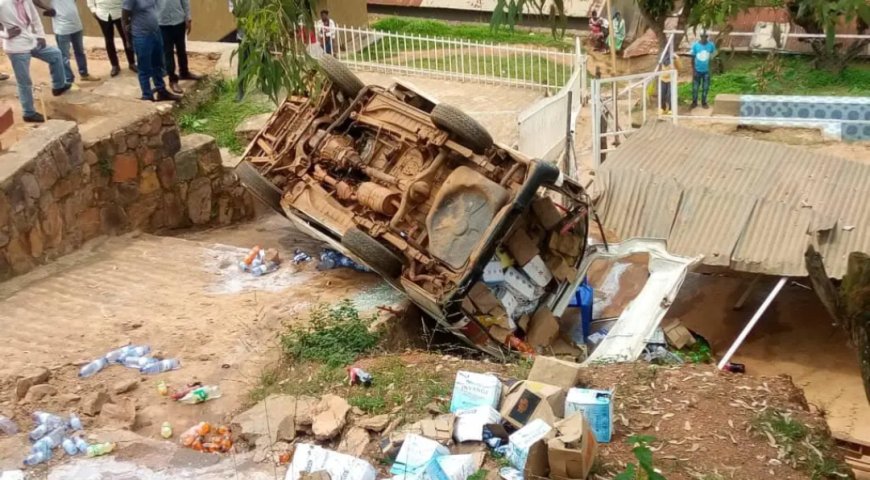 Kigali -Rwampara: Habaye impanuka iteye ubwoba cyane aho imodoka yo mu bwoko bwa bus yarenze umuhanda igwa munsi y’umugunguzi umuntu umwe ahasiga ubuzima-Amafoto