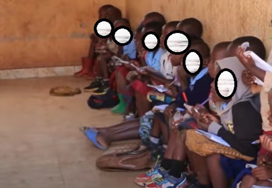 Rwamagana: Ikigezweho nukwicara hasi! Abanyeshuri batiguriye intebe biga bicaye hasi.