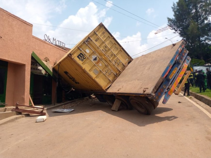 Nyarugenge: Habaye impanuka ikamyo yabuze feri igonga inzu umuntu umwe akomereka bikomeye[AMAFOTO]