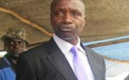 Mu gihe imirwano iri gusatira ahari ibirindiro bye, Gen. Byiringiro Victor wa FDLR yahungiye Ikobo ahetswe mu ngobyi .