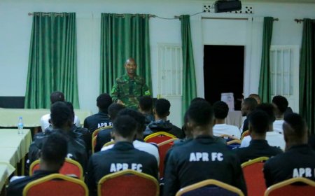Umuyobozi mukuru wa APR FC Gen Mubarakh Muganga yasuye iyi kipe mbere yo guhura na Rayon Sports