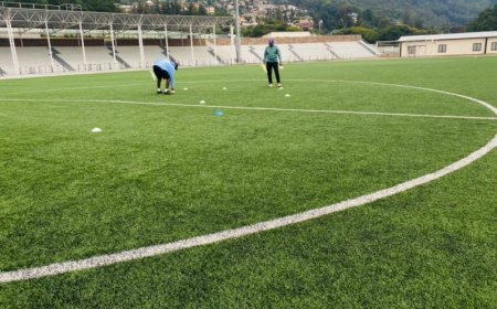 Abatoza ba AS Kigali bageze  ku kibuga bategereje abakinnyi baraheba, nyuma yuko abakinnyi bamaze amezi 3 batazi uko ifaranga risa