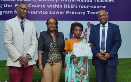 Urwego rushinzwe Uburezi bw’Ibanze(REB), rwatanze inyemezabumenyi z’amahugurwa (Certificates) ku barimu 750 bigisha Ikinyarwanda