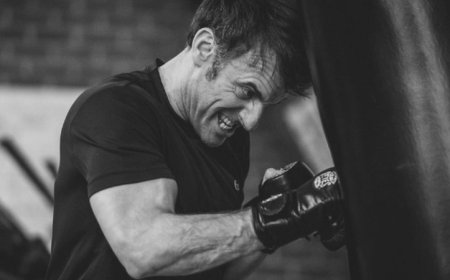 Perezida Macron yasohoye  amafoto amugaragaza ari kwitoza gutera amakofe