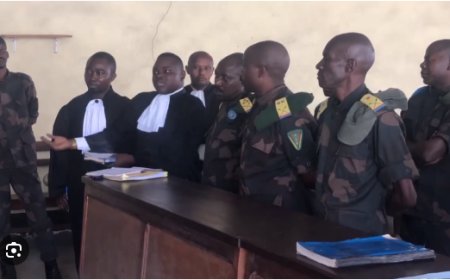 Abasirikare ba FARDC bahunze igitero cya M23 cyabereye i Rwindi bari mu mazi abira