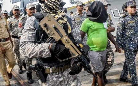 Ingabo z’Ubuhinde zirwanira mu mazi zafashe ba rushimusi 35 bo muri Somalia