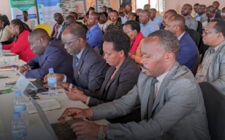 Abiyita abanyamakuru bagakora itangazamakuru ritari irya Kinyamwuga bari mu mazi abira nyuma yuko bahawe umuburo wo kubahagurukira