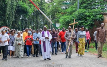 Perezida Ndayishimiye n’umugore we bagaragaye bahetse umusaraba