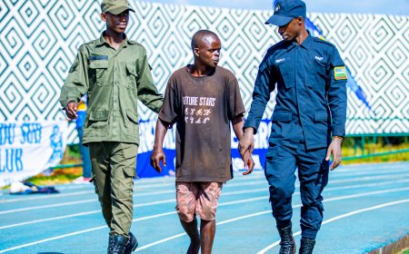 REBA AMAFOTO: Hitabajwe abashinzwe umutekano! Umufana yinjiye mu kibuga mu gihe umukino wa Rayon Sports na Mukura VS wari urimbanyije