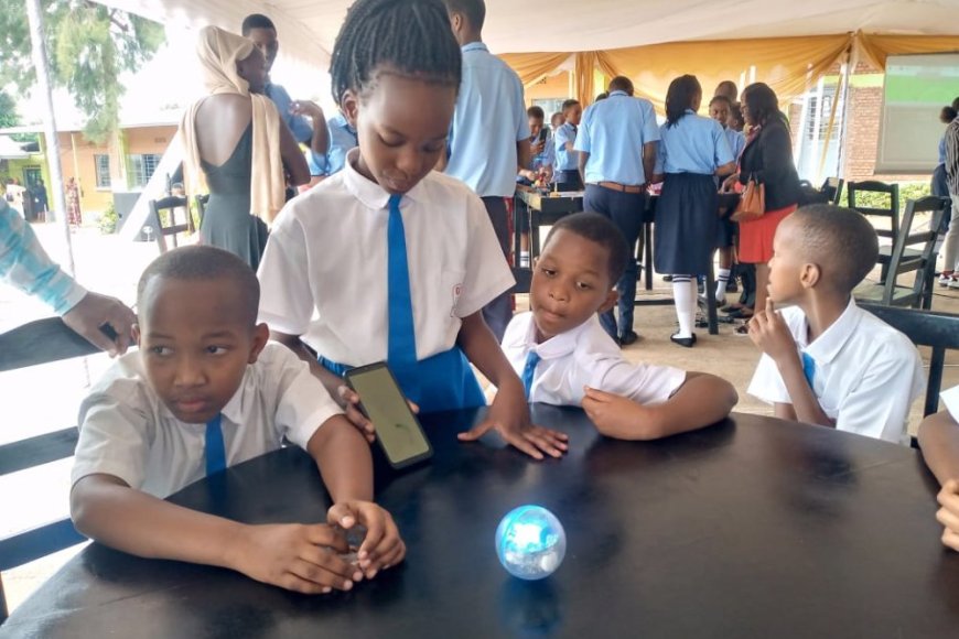 Ikoranabuhanga: Abanyeshuri ba APACOPE bahanze udushya turimo telecomande ifungura inzugi