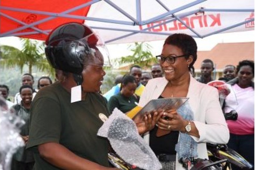 Nyamagabe: Abayobozi b'utugsri n’abahuzabikorwa ba DASSO bahawe moto  zizabafasha mu kazi.