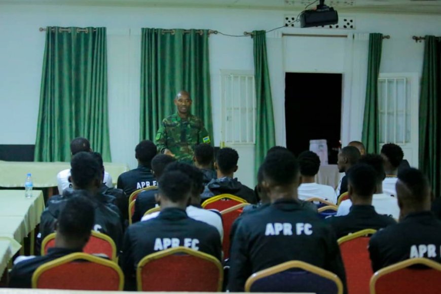 Umuyobozi mukuru wa APR FC Gen Mubarakh Muganga yasuye iyi kipe mbere yo guhura na Rayon Sports