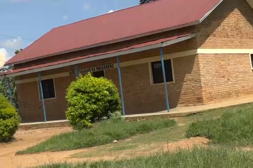 Muhanga: Uwari Umunyamabanga Nshingwabikorwa w’Akagari arashinjwa na bamwe mu baturage, kubatekera umutwe, nyuma y’uko agujije benshi amafaranga, n’abandi yikopeshagaho yarangiza agatoroka.