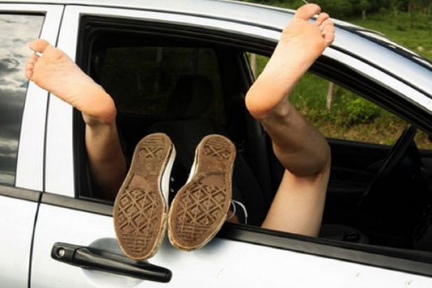 Umugabo yakubiswe n’inkuba afashe umugore we aryamanye n’undi mugabo mu modoka umugore we asakuza mu ijwi ry'ibyishimo