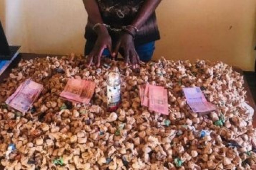 Kamonyi: Polisi yafatiye mucyuho uwari ufite udupfunyika tw'urumogi turenga 2,000 n'amafaranga yaramaze kurucuruzaho