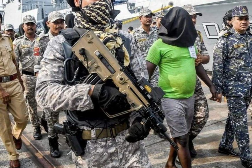 Ingabo z’Ubuhinde zirwanira mu mazi zafashe ba rushimusi 35 bo muri Somalia