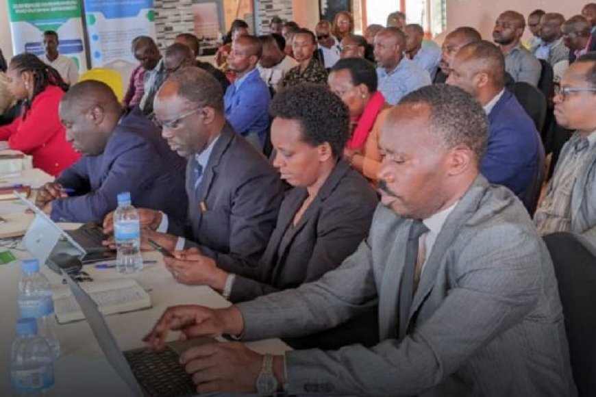 Abiyita abanyamakuru bagakora itangazamakuru ritari irya Kinyamwuga bari mu mazi abira nyuma yuko bahawe umuburo wo kubahagurukira