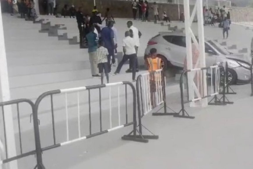 Rwanda-Kigali: Imodoka yakoze impanuka yinjira muri Kigali Pelé Stadium