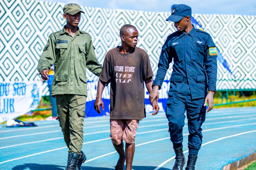 REBA AMAFOTO: Hitabajwe abashinzwe umutekano! Umufana yinjiye mu kibuga mu gihe umukino wa Rayon Sports na Mukura VS wari urimbanyije