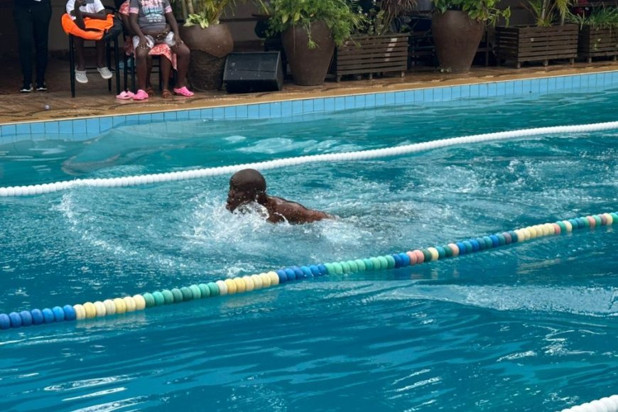 Imyidagaduro: Hakuzimana yahize abakuze mu irushanwa ryo koga mu barengeje imyaka 55