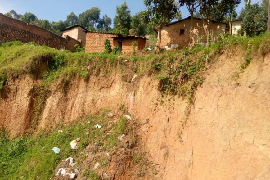 Abaturage bo mu karere ka Gicumbi bafite impungenge kuri ruhurura yatangiye kototera inzu zabo