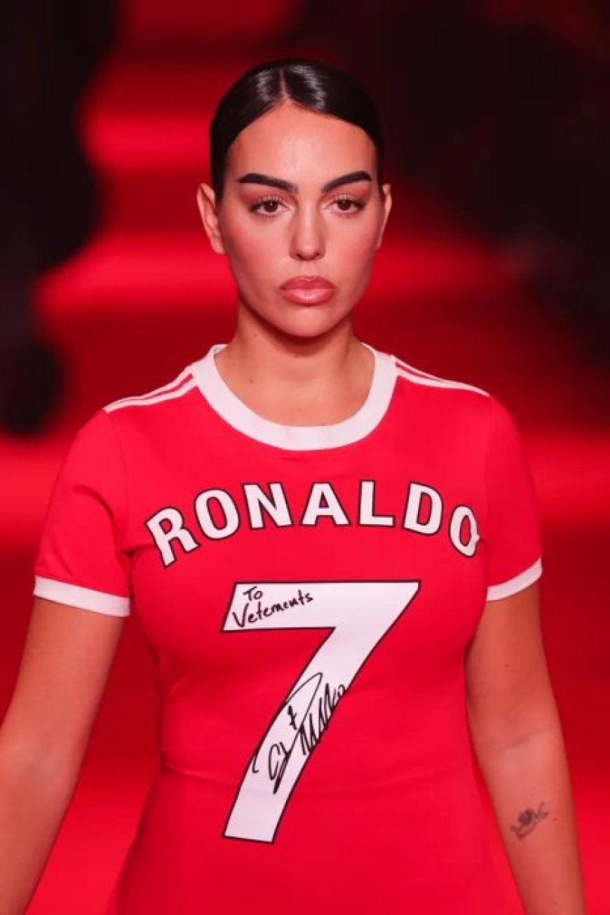 Umukunzi wa Cristiano Ronaldo Georgina Rodriguez yaciye ibintu kubera imyambarire yagaragaje mu birori bya Paris Fashion Week[AMAFOTO]
