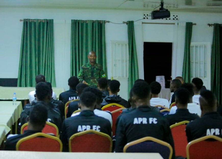 Umuyobozi mukuru wa APR FC Gen Mubarakh Muganga yasuye iyi kipe mbere yo guhura na Rayon Sports