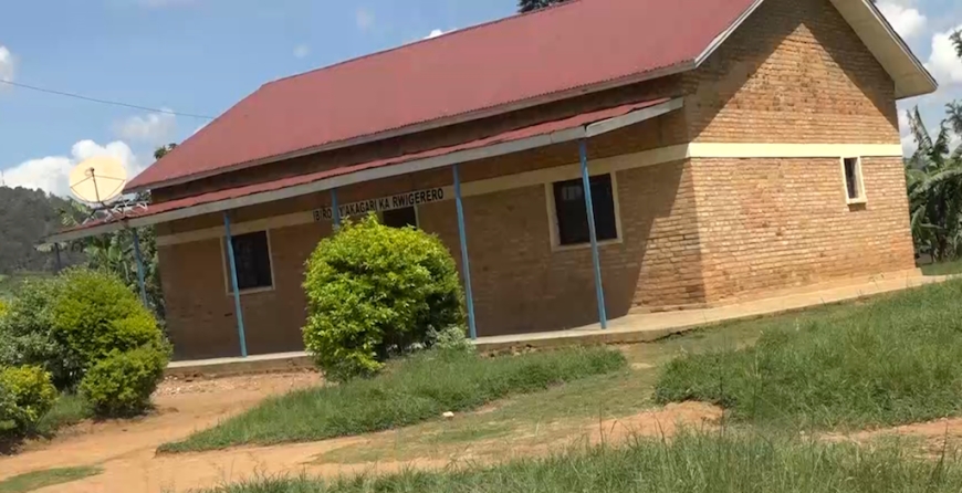 Muhanga: Uwari Umunyamabanga Nshingwabikorwa w’Akagari arashinjwa na bamwe mu baturage, kubatekera umutwe, nyuma y’uko agujije benshi amafaranga, n’abandi yikopeshagaho yarangiza agatoroka.