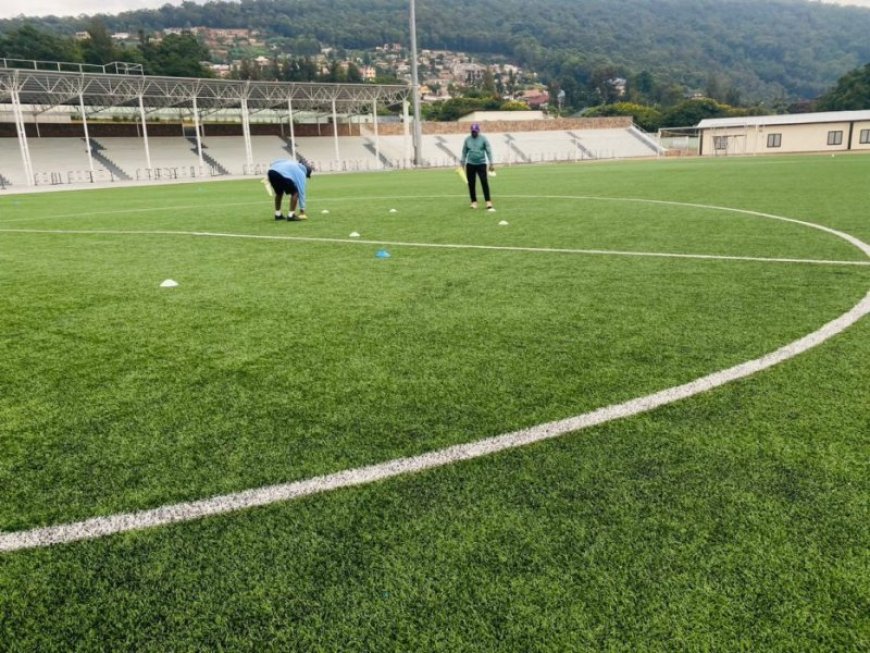 Abatoza ba AS Kigali bageze  ku kibuga bategereje abakinnyi baraheba, nyuma yuko abakinnyi bamaze amezi 3 batazi uko ifaranga risa